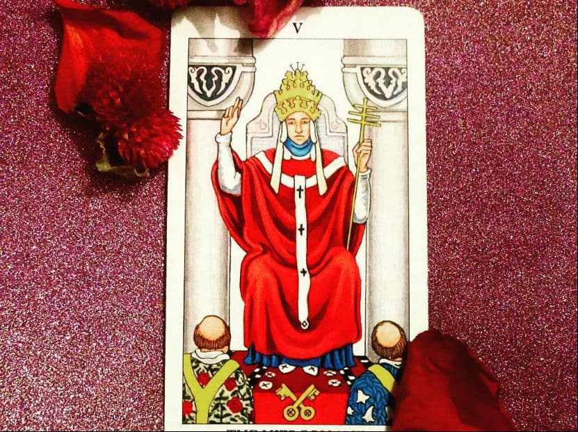 El Papa. Significa que lo que pasa, es lo que viene marcado por el destino.Donde se conjuntan la obediencia al poder y la voluntad divina