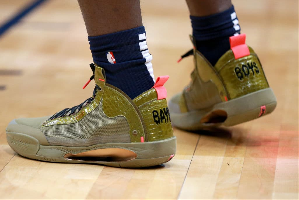 Los jugadores del mejor básquetbol del mundo siguen mostrando su buen gusto por los tenis y nos regalan nuevos modelos totalmente a la moda. Cheque los nuevos tenis.