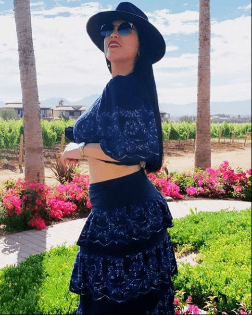 Incluso en alguna de las imágenes lució ropa de playa, gracias a la que destapó que es poseedora de un abdomen plano.