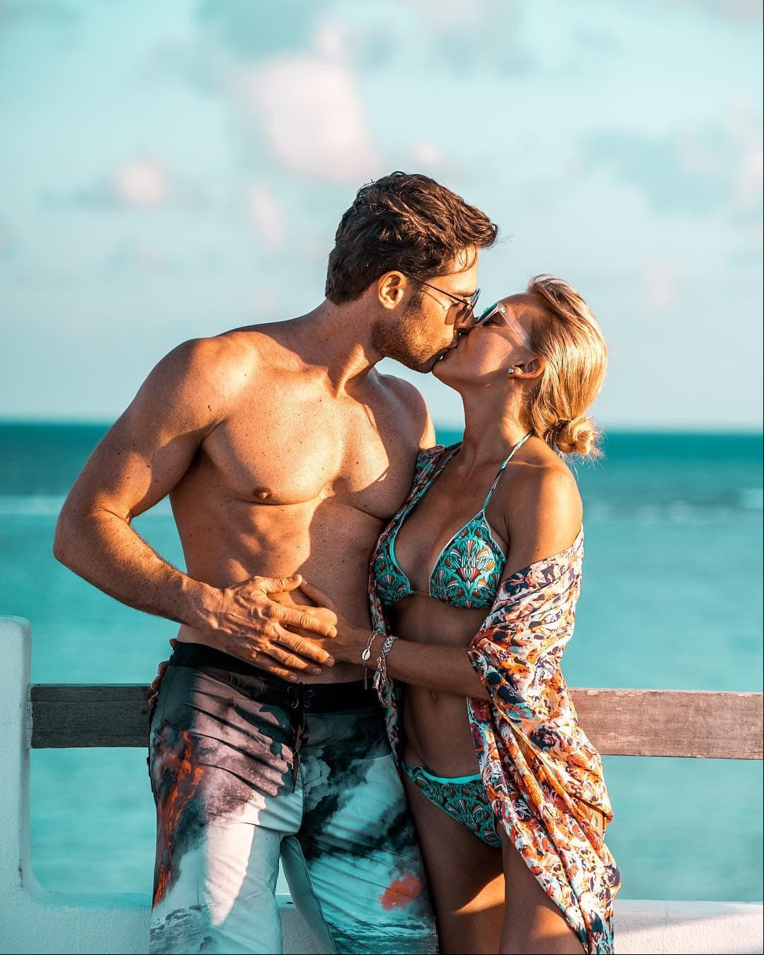 Pese a que algunos medios de comunicación ya los habían relacionado con anterioridad, fue hasta este momento en el que ambos tomaron la decisión de iniciar un romance. Angelique Boyer contó a Aurora Valle: “Tanto que se dijo y todo lo que se dijo no era cierto, siempre fue un caballero”.