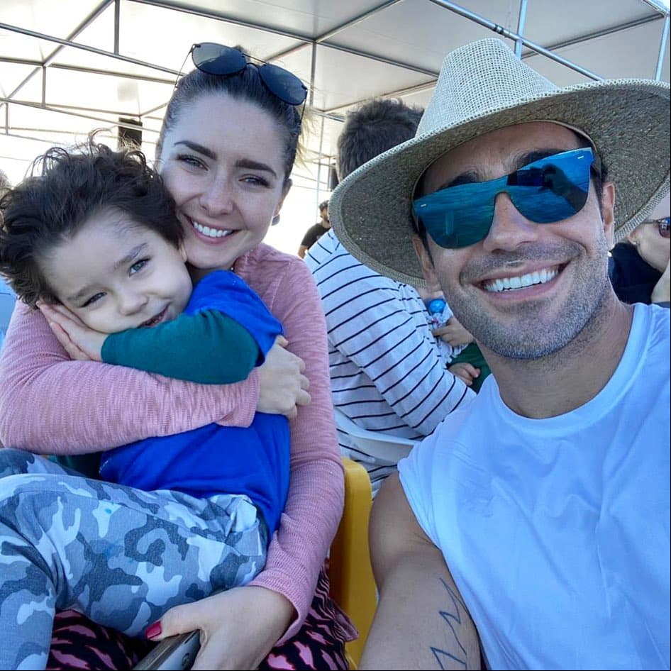 Ariadne Díaz y Marcus Ornellas comenzaron su relación en 2015 y un año después se convirtieron en padres de Diego. Con motivo del cumpleaños 32 de la actriz, en agosto de 2018, el intérprete brasileño le entregó el anillo de compromiso.