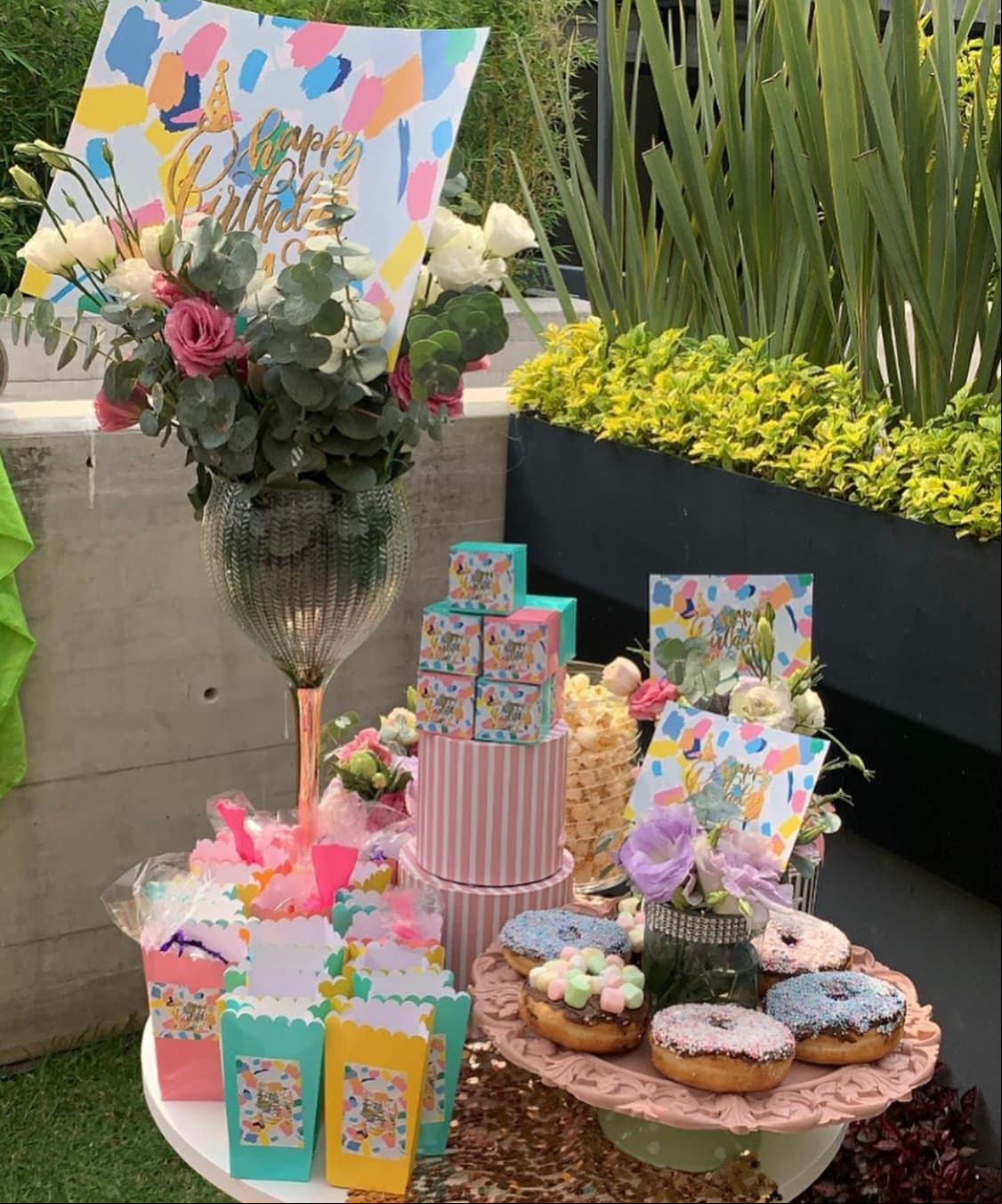 Además, pese a ser solo cinco personas, Andrea disfrutó de una mesa de dulces y antojitos, para ella y su familia.