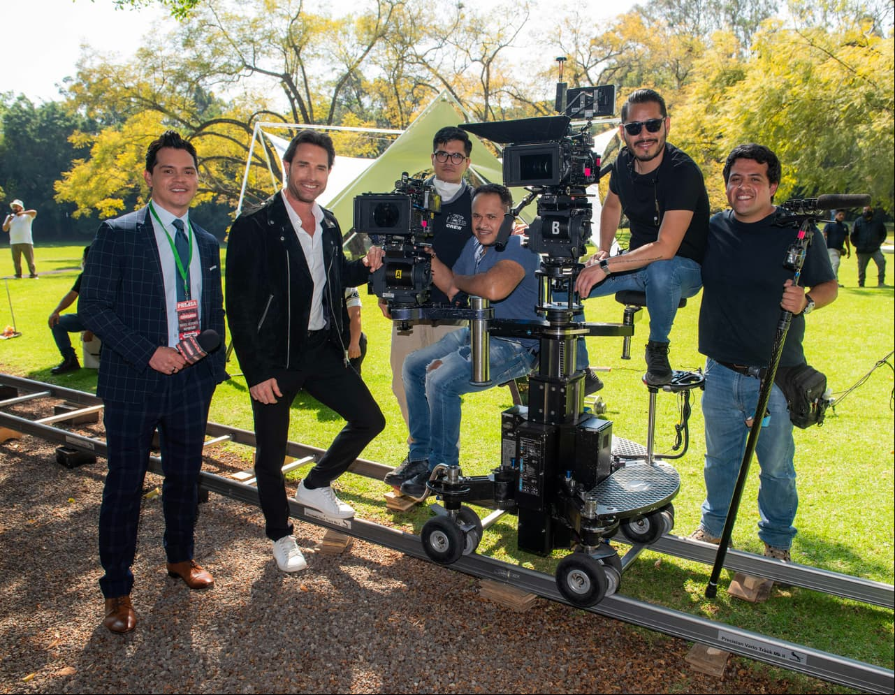 Sebastián Rulli posó con el equipo de producción de la telenovela para Las Estrellas.