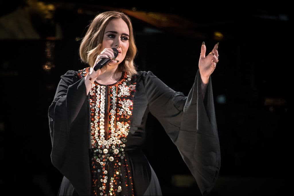 Adele impacta al mostrar cómo le queda ahora un vestido que usaba antes de bajar más de 68 kilos