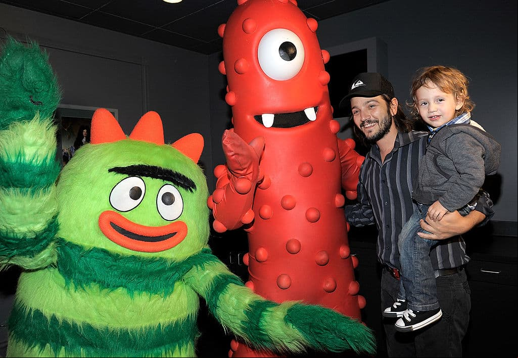 Diego Luna dio a conocer que, tras 20 días sin ver a sus hijos, ya está con ellos y eso lo llena de emoción. “No hay día que yo no me levante y añore darle un abrazo a mi padre y eso, por ejemplo, no se me va a quitar, no creo poder quitármelo de encima, a lo mejor otras generaciones crecerán sin esas necesidades pero hoy, el primer abrazo que pude darle a mis hijos significó la vida, significó todo y eso lo voy a seguir buscando, no importa cuántas restricciones se planten en este nuevo mundo, yo lo voy a seguir buscando”, dijo.