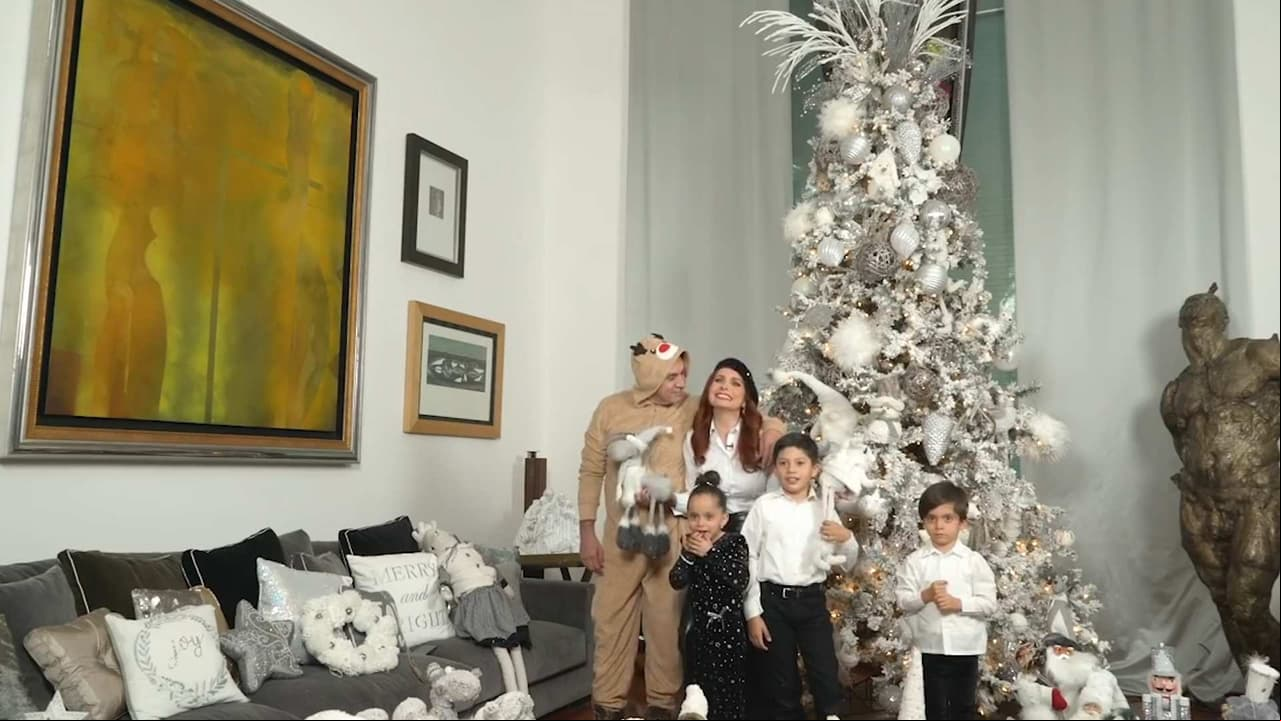 Elizabeth Álvarez y Jorge Salinas muestran su gigantesco árbol de Navidad con muñecos de peluche