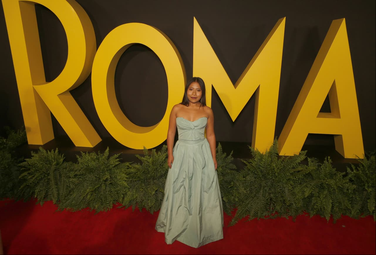 Para el estreno de 'Roma' en la Ciudad de México, Yalitza brilló en la alfombra roja con un modelo color menta de la diseñadora peruana Sandra Weil.