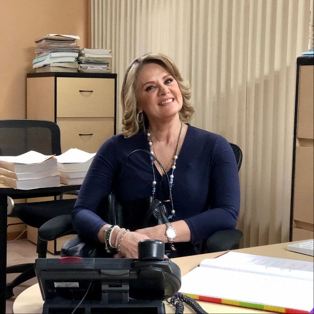 Desde el set de 'Te doy la vida', Erika Buenfil comparte divertidos videos desde su cuenta de Tik Tok.