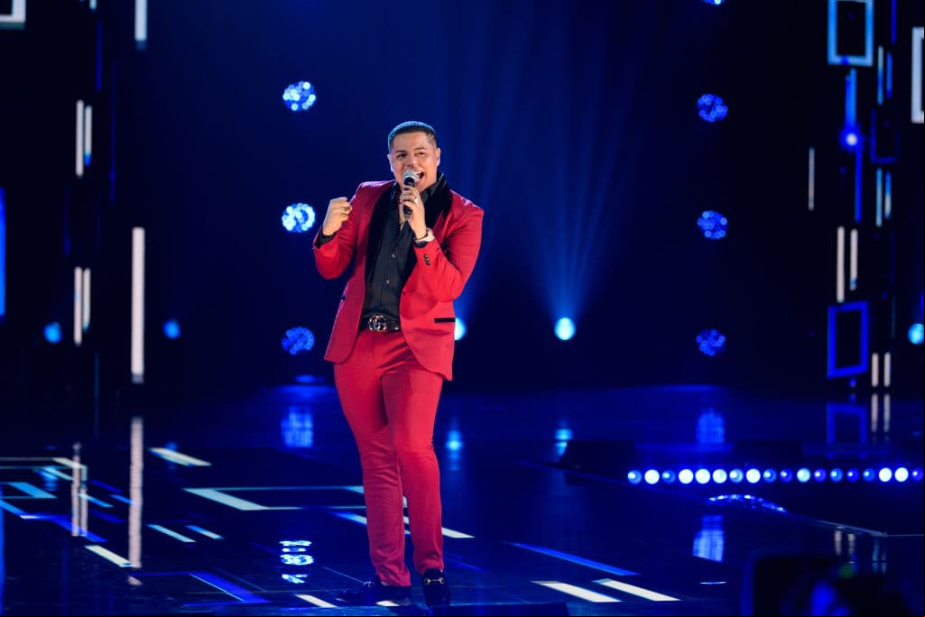 Eduin Caz se presentó con el Grupo Firme. Recientemente, el cantante reveló que no estuvo en el nacimiento de su segunda hija Geraldine, para poder acudir a los ensayos de estos premios.