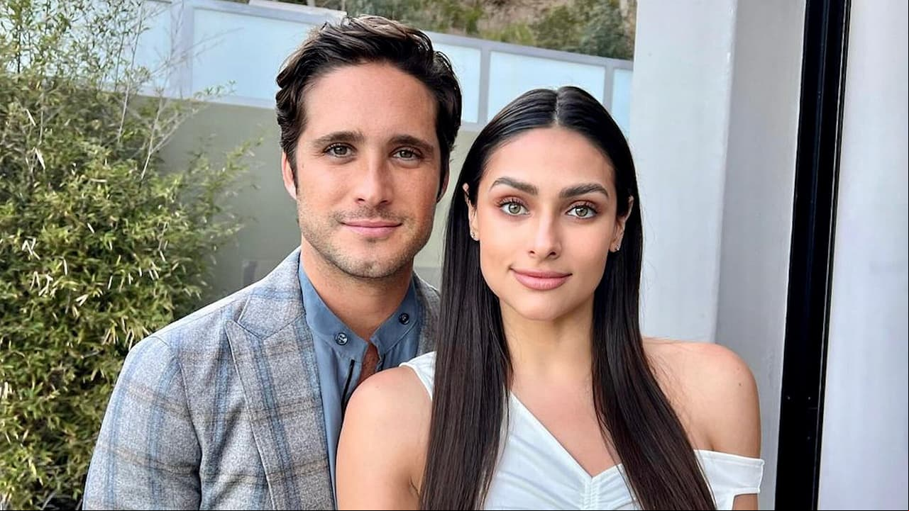 Diego Boneta le canta romántico tema de Luis Miguel a Renata Notni en pleno escenario