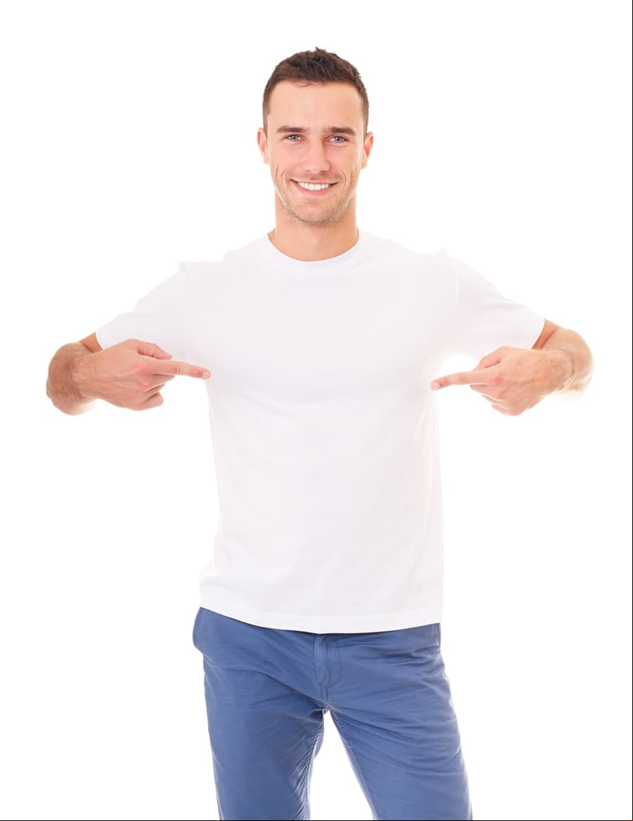 Camisetas. Antes de elegir estampados, compra un par de estas prendas, pero siempre en colores neutros.